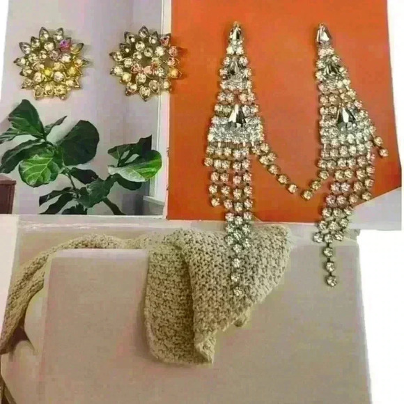 Aurora rhinestones earrings bundle - Picture 13 of 17